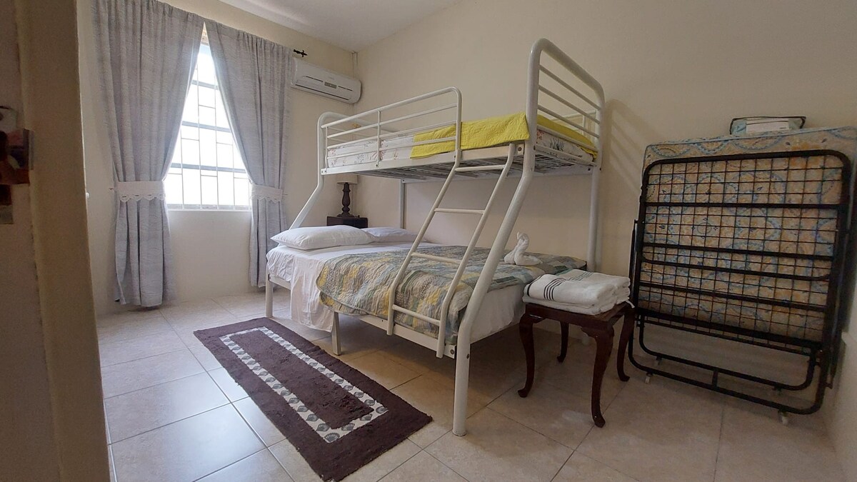 Toto je klimatizovaná izba s dvojitou poschodovou posteľou na spodnom poschodí a dvojlôžkom na hornom poschodí.