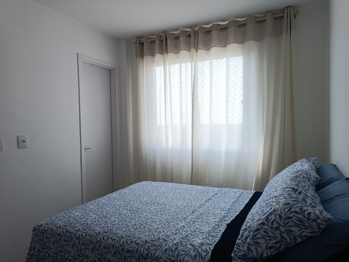 套房配有一张盒子床和另外4个通风机 