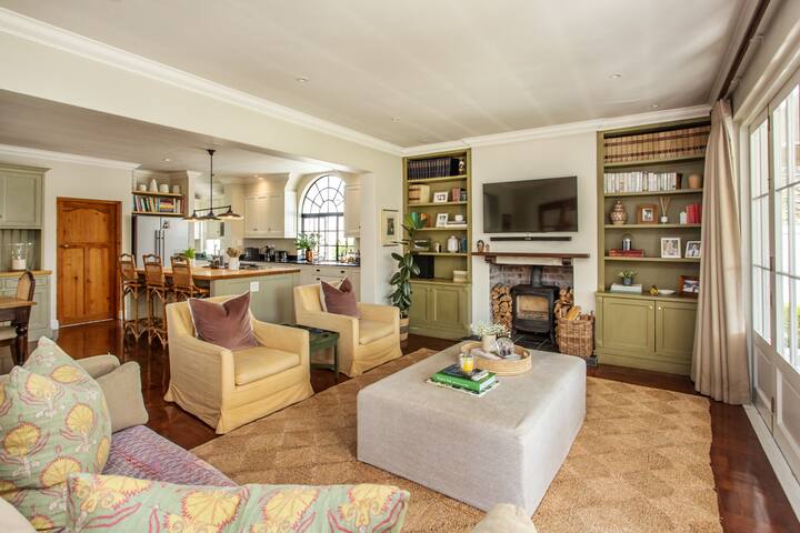 Modern Family Home with Mountain View gallery image 3