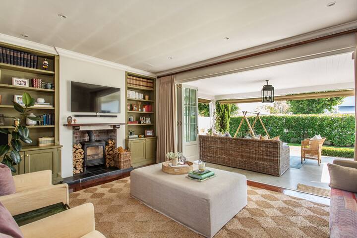 Modern Family Home with Mountain View gallery image 4