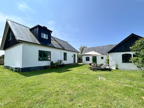 Cozy, fully-equipped house near the sea!