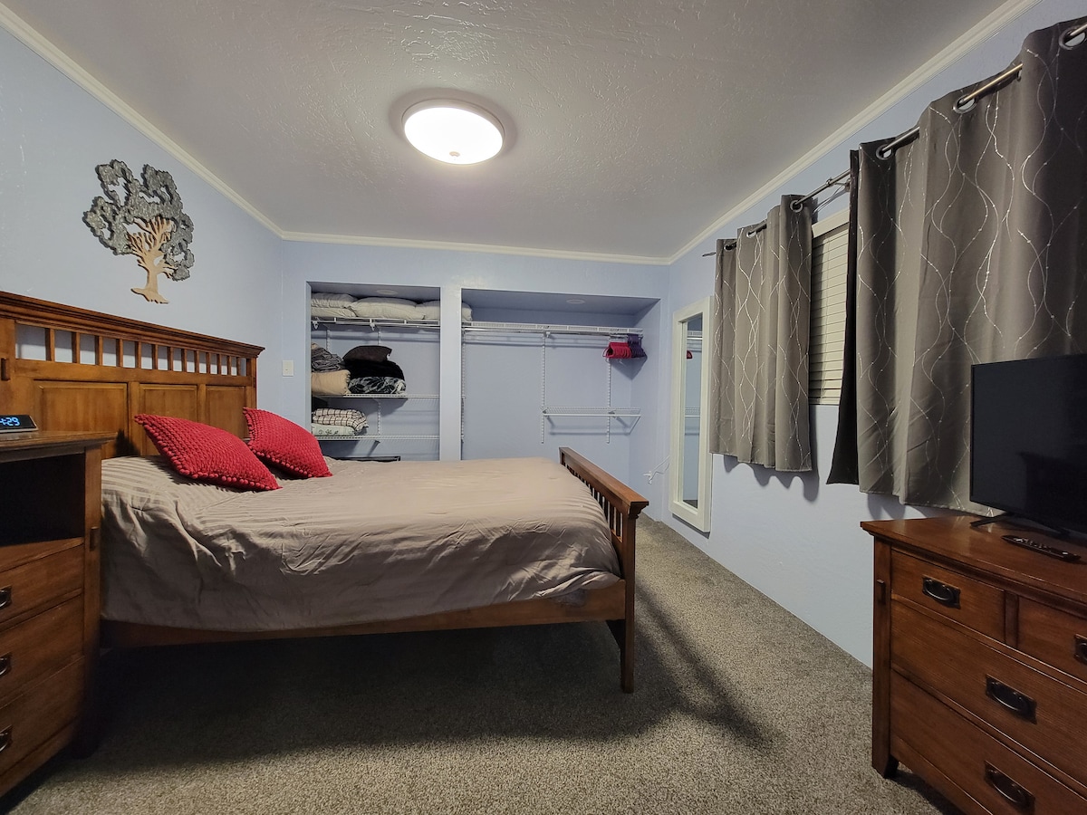 Krevat dopio "queen" në dhomën e gjumit.