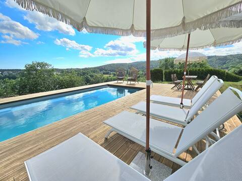 Large detached house, new pool our 24, 1-4 families