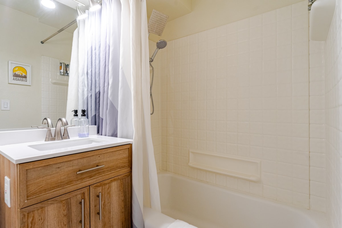 Serene Downtown Suite
