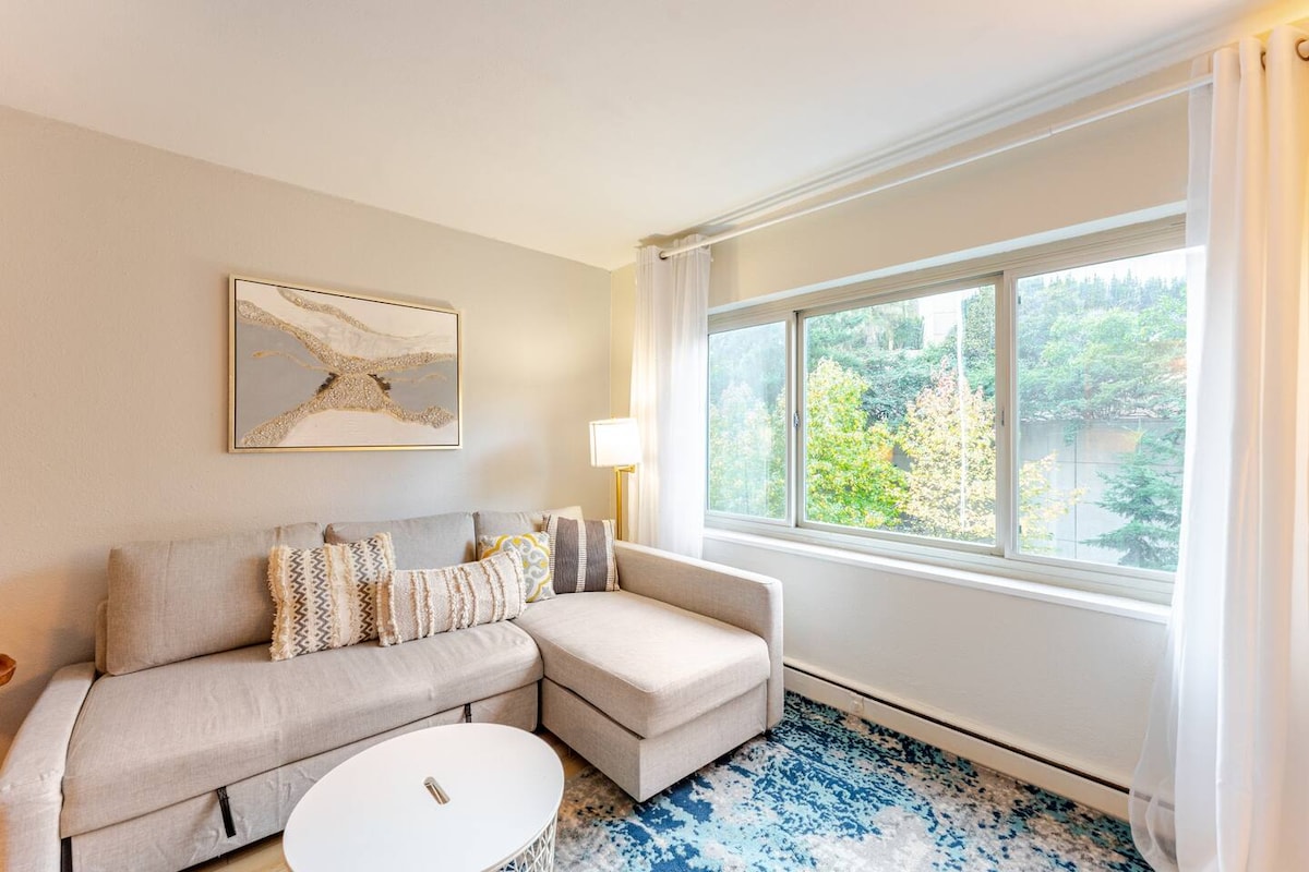 Serene Downtown Suite