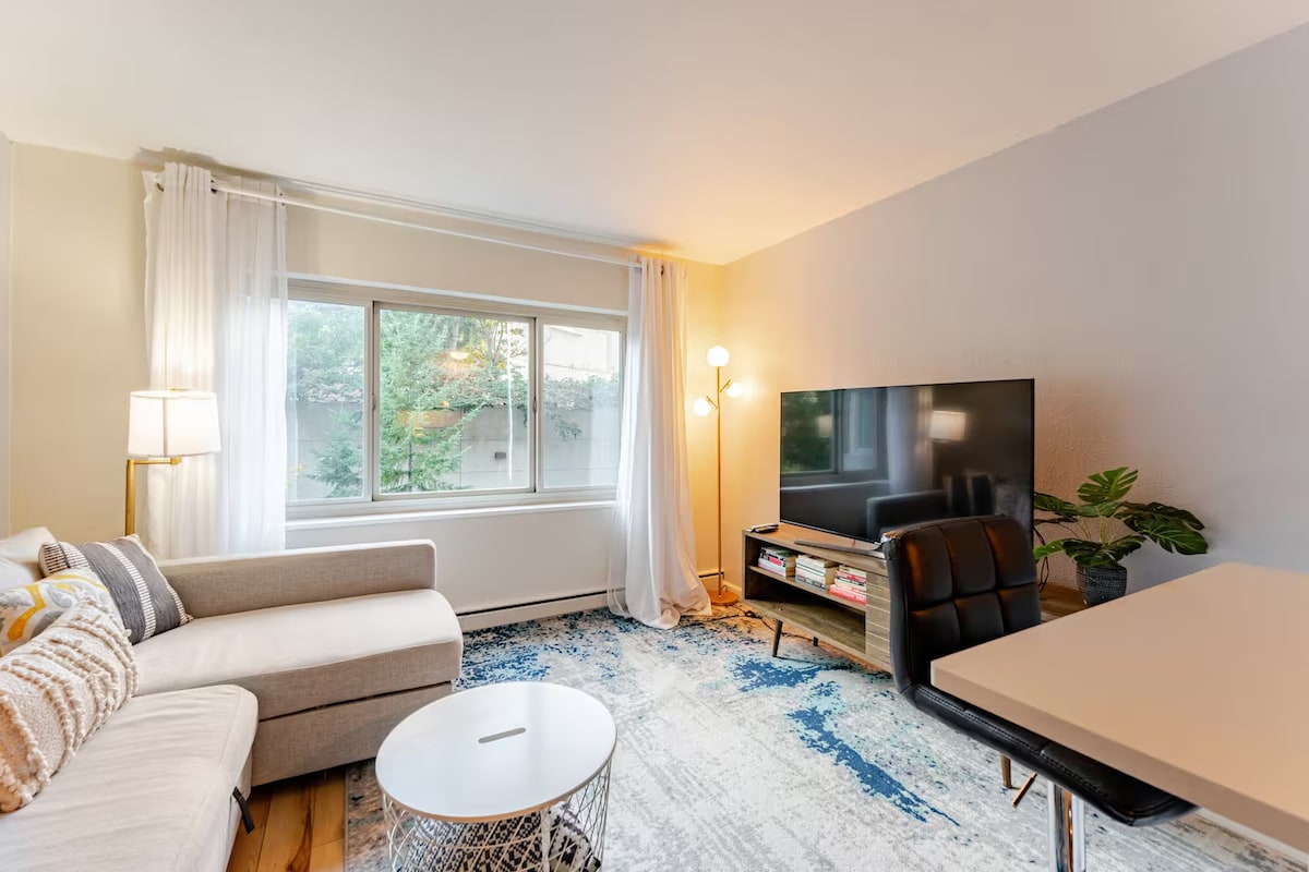 Serene Downtown Suite