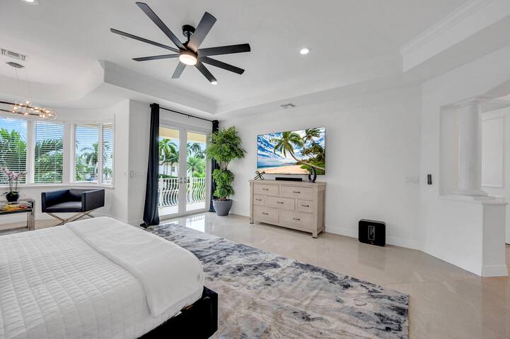 Las Olas Waterfront Villa| Heated Pool | FiestaKey gallery image 4