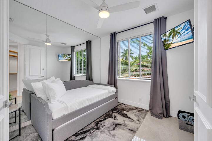 Las Olas Waterfront Villa| Heated Pool | FiestaKey gallery image 5