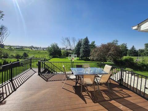 Sleeps 10, spacious home w/1 acre, 4 Bedrooms