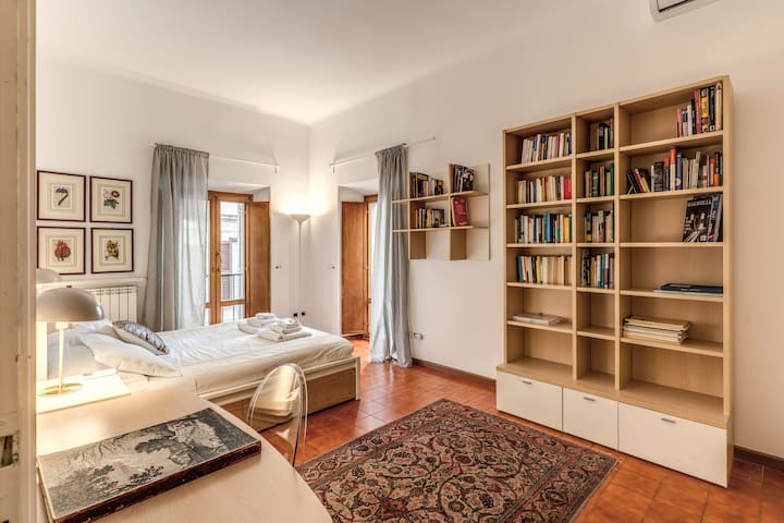 Cozy Apt. Near Piazza Navona | 4 AC, WiFi, Heat gallery image 2