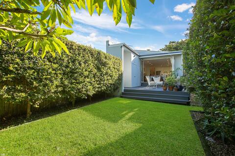 Bright Spacious House w Massive Green Backyard BBQ