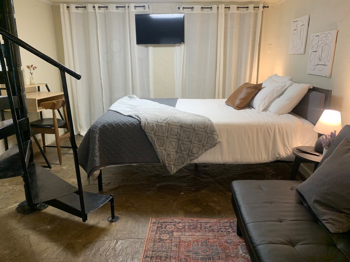 Apartman na nižoj razini s udobnim bračnim krevetom, mekanom posteljinom, umirujućim uređenjem, pametnim televizorom, radnim stolom i privatnom kupaonicom – savršen za goste koji traže prostor. Za spuštanje u prizemlje potrebno je koristiti spiralne stepenice.