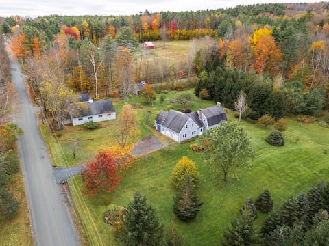 Charming Farmhouse & Gardens, 5 Minutes to Town