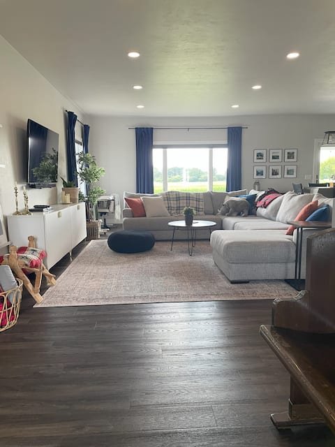 New Country Home- 10 Minutes South of EAA