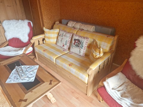 Popular Airbnb listing: Traditional Ski Chalet in Wengen - Top Floor in Lauterbrunnen