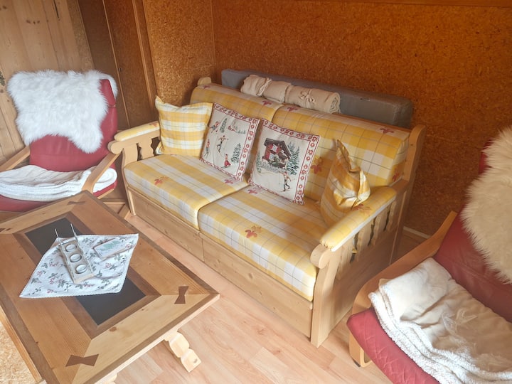 Кауч на спуштање во дневната соба