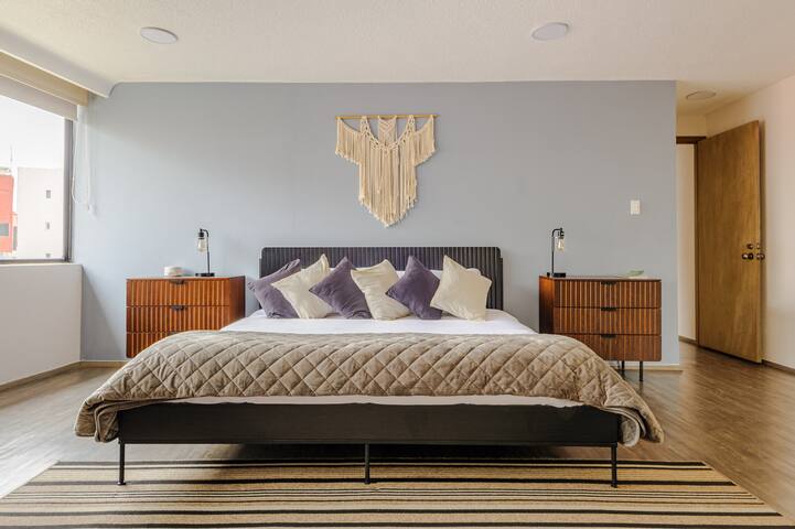 PH! 9 Beds! 4 Parking Spaces! Baby Crib! Poker! gallery image 3