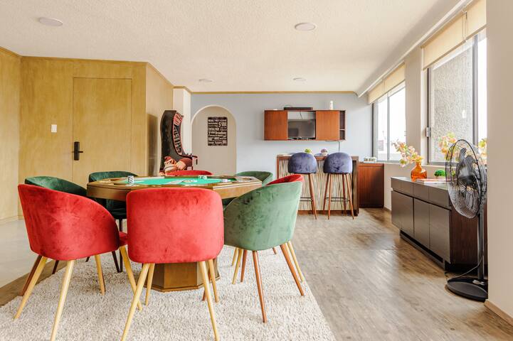 PH! 9 Beds! 4 Parking Spaces! Baby Crib! Poker! gallery image 2