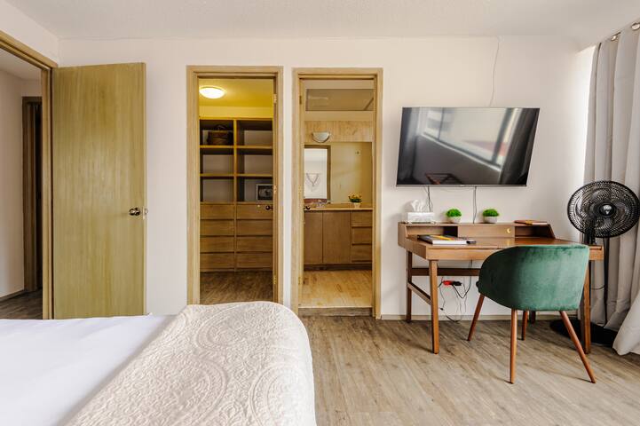 PH! 9 Beds! 4 Parking Spaces! Baby Crib! Poker! gallery image 4