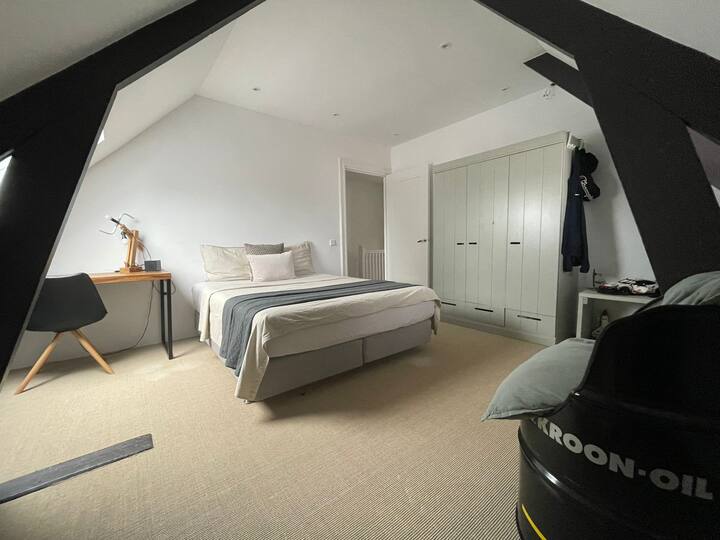 Тази стая е на 1 - ви етаж и има легло с размер 180/200 см