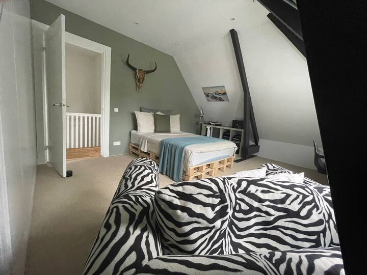 Тази стая е на 1 - ви етаж и има легло с размер 140/200 см