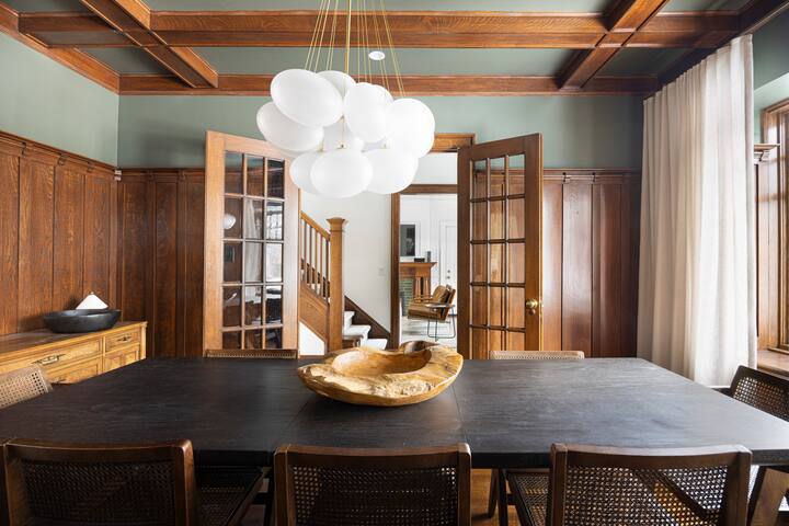 Family Home in Casa Loma gallery image 2