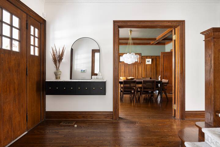 Family Home in Casa Loma gallery image 5