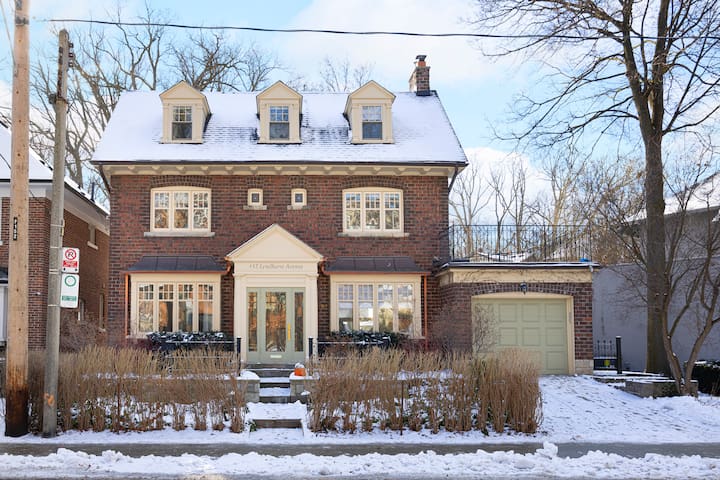 Family Home in Casa Loma