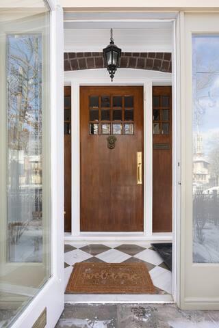 Family Home in Casa Loma gallery image 4