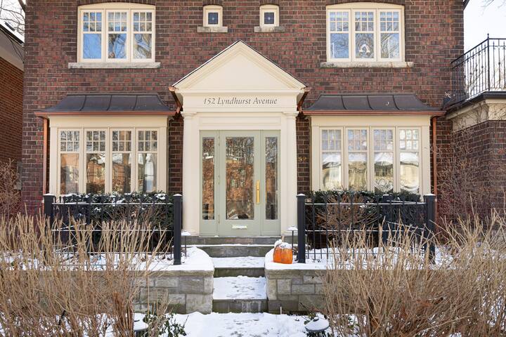Family Home in Casa Loma gallery image 3