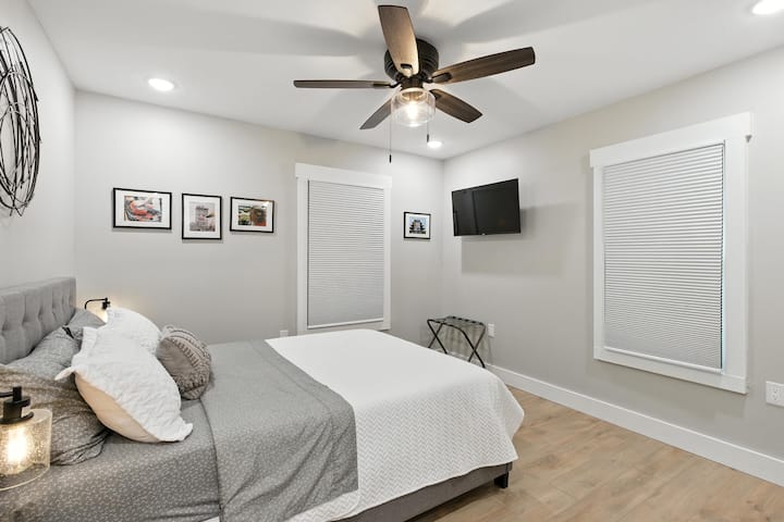 Queen bed, smart TV, closet