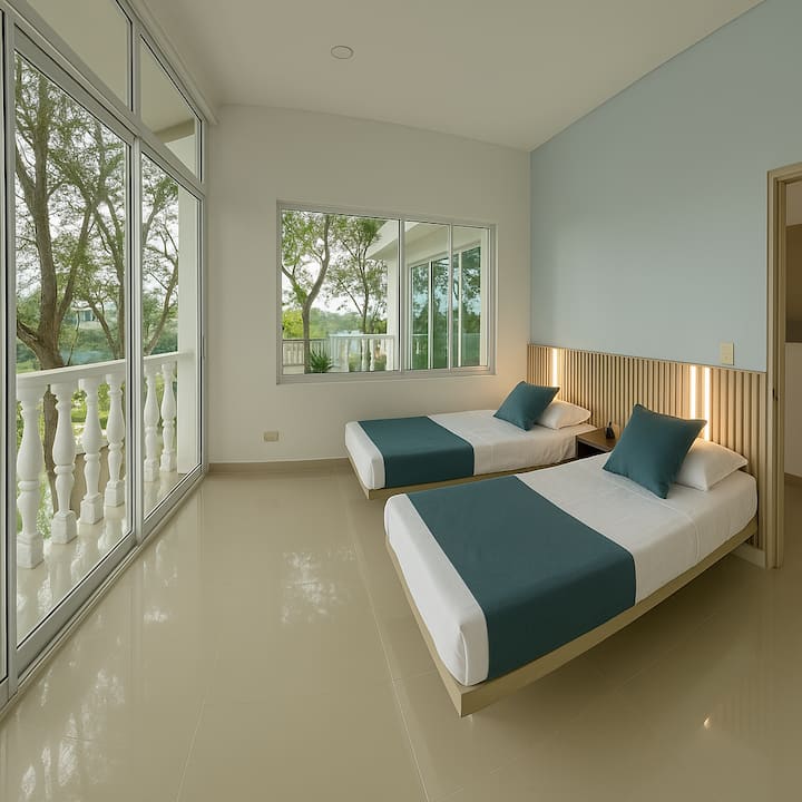 Chumba cha 3 kilicho na vitanda viwili vya mtu mmoja na roshani ya kujitegemea. Mlango wa kioo na dirisha linaloangalia miti, na kuruhusu mwanga na upepo baridi. Ndege wanasikika na upepo ni mzuri. Ina rafu, feni na mapazia kwa ajili ya faragha na mapumziko yako.