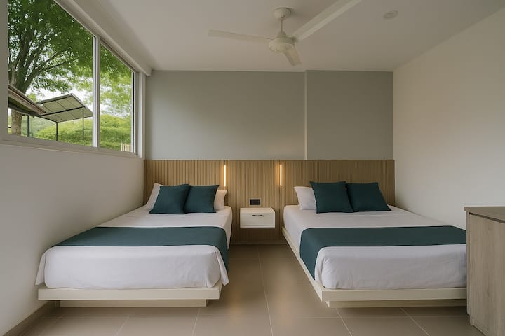 Chumba cha 4 kilicho na vitanda viwili:
Mlango wa kuteleza wa kioo hadi ukutani ukiangalia kioski na dirisha la pembeni linaloangalia miti. Ina kabati la nguo, feni kubwa ya dari na mapazia kwa ajili ya faragha na starehe yako.