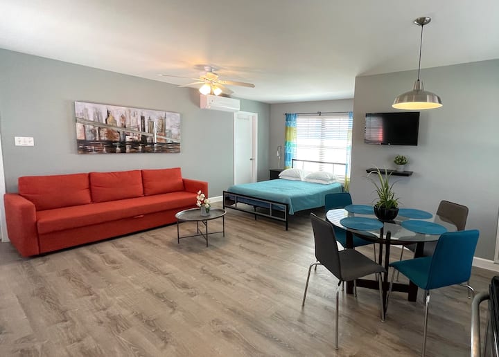 მე‑4 საძინებელი (სტუდიოს ტიპის ბინა). 
სააბაზანო, სრულად აღჭურვილი სამზარეულო, მაცივარი და ტელევიზორი ბრტყელ ეკრანზე.