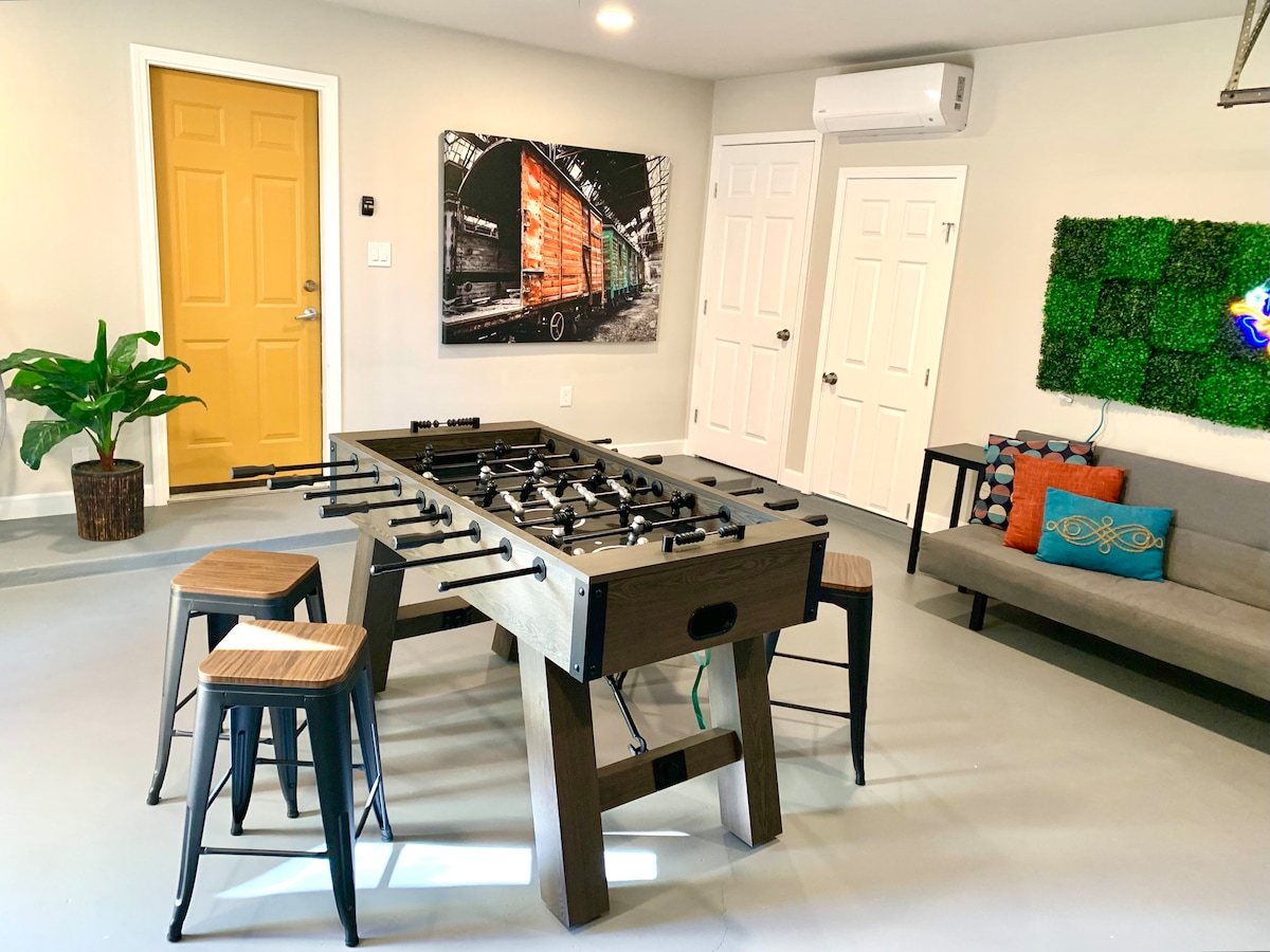 Спален диван в климатизираната игрална зала. Осигурени са възглавници, чаршафи и одеяла