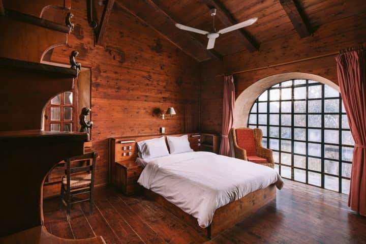 David McTaggart room. Sea views from the bed - no need to get up! This room offers privacy as there are no other bedrooms in this building (it's in the main building, with living area, dining and kitchen).