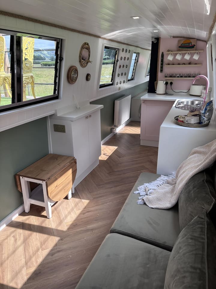 يحتوي أيضًا على سريرين أريكة مفردين في غرفة المعيشة الرئيسية. يرجى ملاحظة أن الفراش غير متوفر للأسرّة الفردية. 