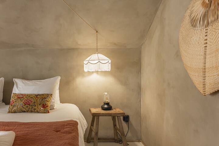 Double room modular on request in 2 single beds (90 x 200) or 1 double bed (180 x 200), 2 nightstands,one armchair,one dresser and hooks. Quality hotel bed and bed linen, maintained in laundry (washing+ironing). 