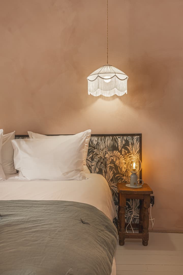 Double room modular on request in 2 single beds (80x200) or 1 double bed (160x200), 2 nightstands,an armchair,a dresser and hooks. Quality hotel bed and bed linen, maintained in laundry (washing+ironing). 