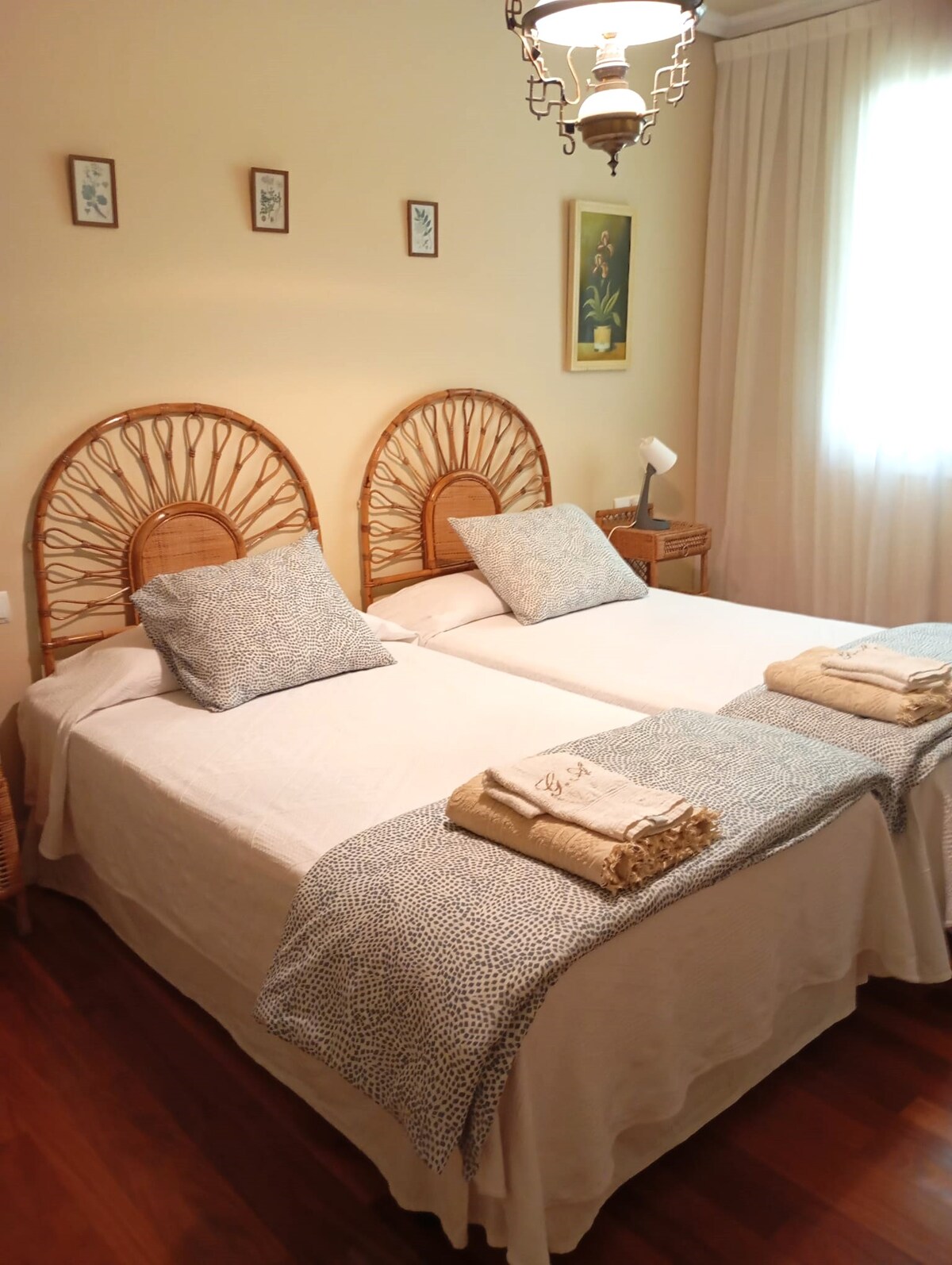 ห้องนอนใหญ่พร้อมห้องน้ำและห้องแต่งตัว 