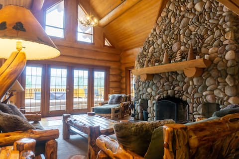 Spacious lodge w/ indoor pool!