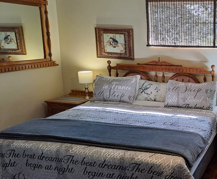 Amplio dormitorio familiar - camas tamaño king (o individuales) más cama de tres cuartos - armario empotrado y cómoda