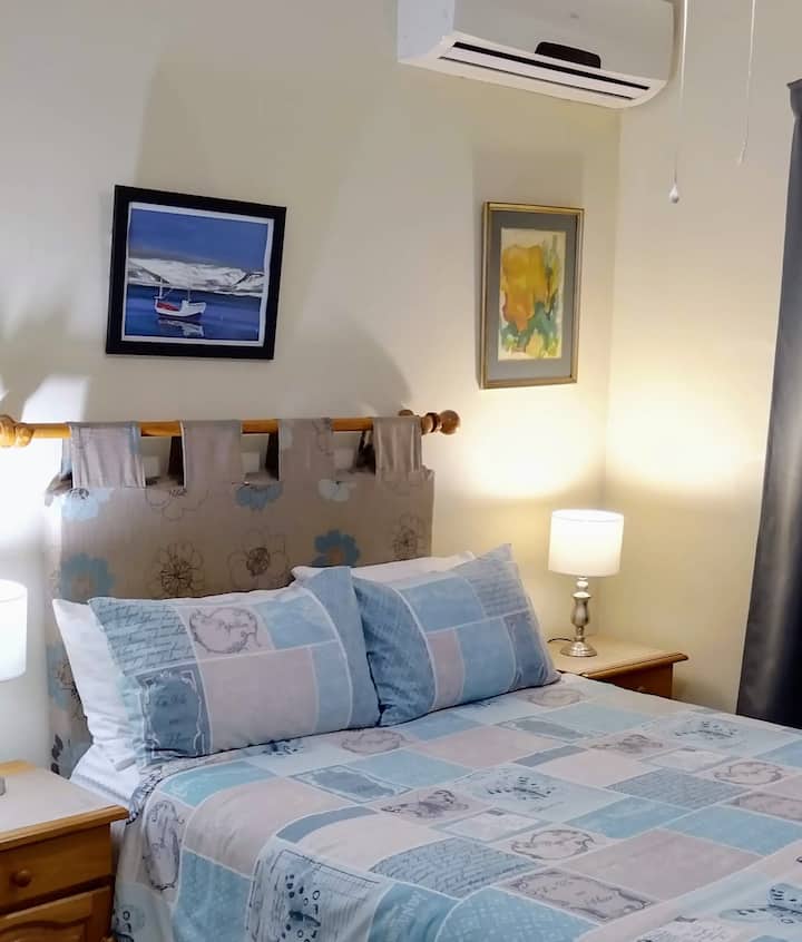 Acogedor dormitorio con cama matrimonial, armario empotrado y aire acondicionado