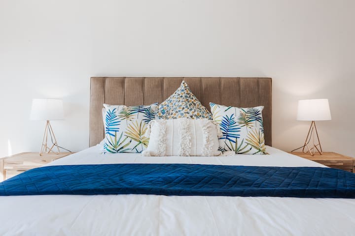 King bed | 200m to beach | central | modern