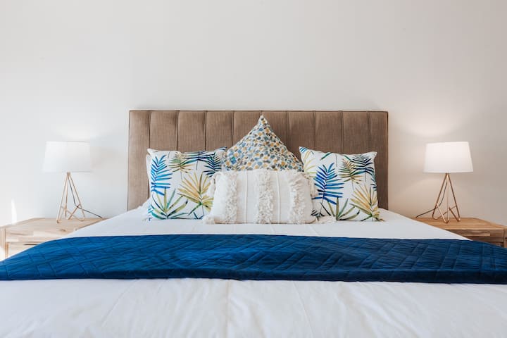 King Bed | 200m To Beach | Central | Modern - Cape Town