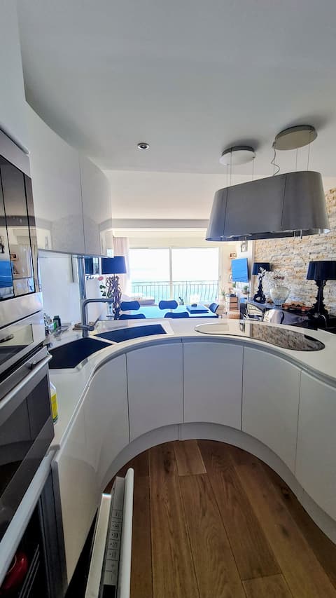 Propriété Airbnb réussie: Paradise- 2-bedroom Apt -72 m2 Sea View/ Cove Access à Cavalaire Sur Mer