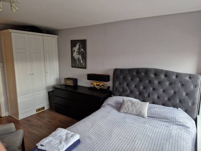 Elegant city centre Guinness/ temple bar adjacent gallery image 2