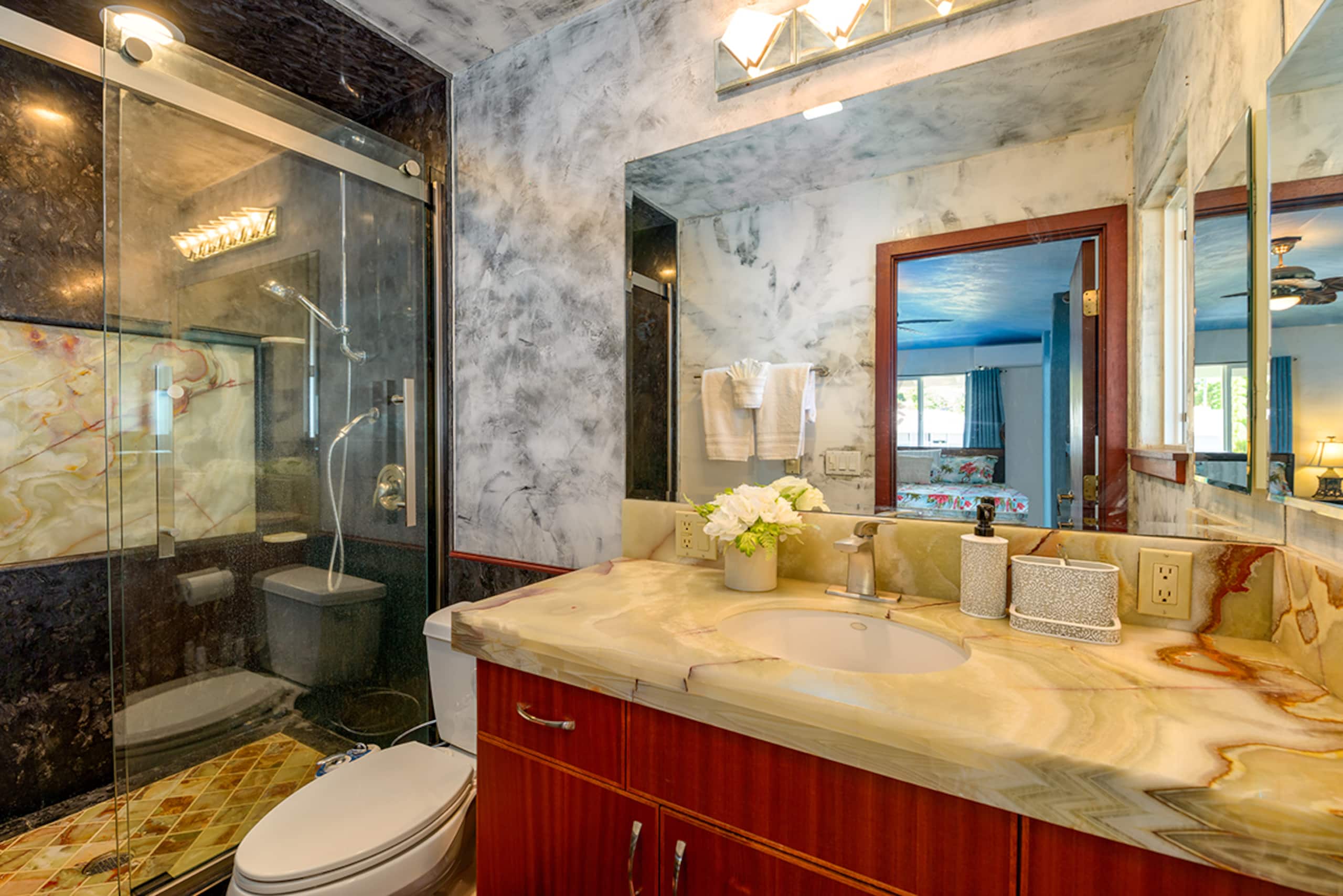 Home in Kailua-Kona · ★5.0 · 2 bedrooms · 2 beds · 2.5 baths - Image 9