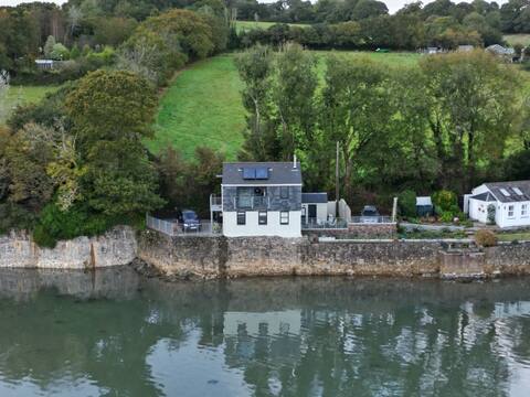 The Old Workshop, Waters Edge
