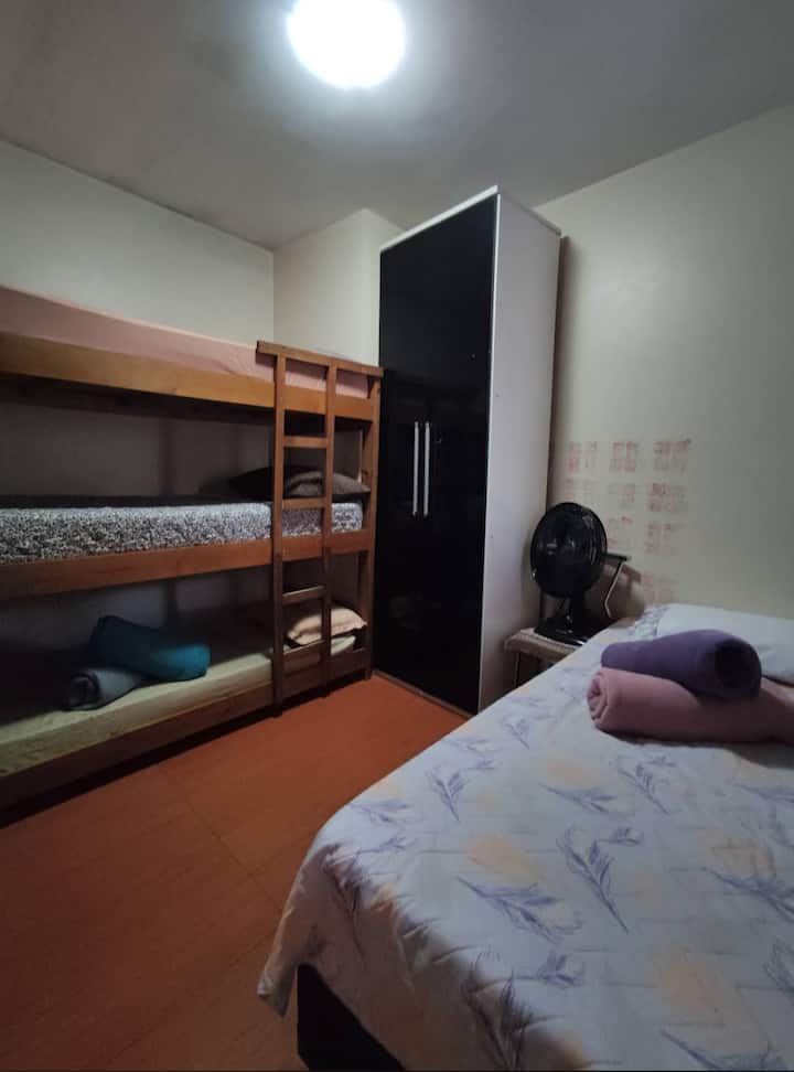 ამ ცალკე ოთახს აქვს 3 საწოლი 1 ერთადგილიანი ოთახი ვენტილატორით და გარდერობი თაროებით.